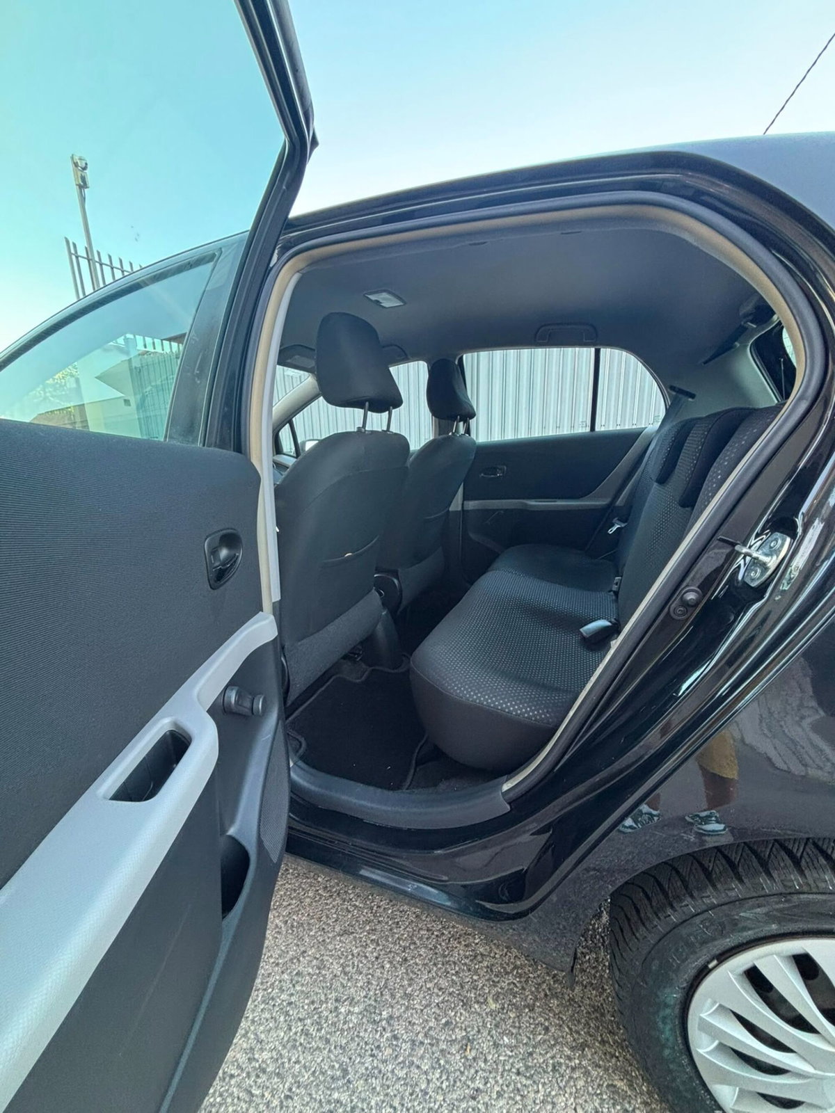 Toyota Yaris 1.0 5 porte Sol (19)