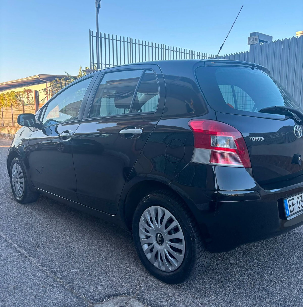 Toyota Yaris 1.0 5 porte Sol (4)