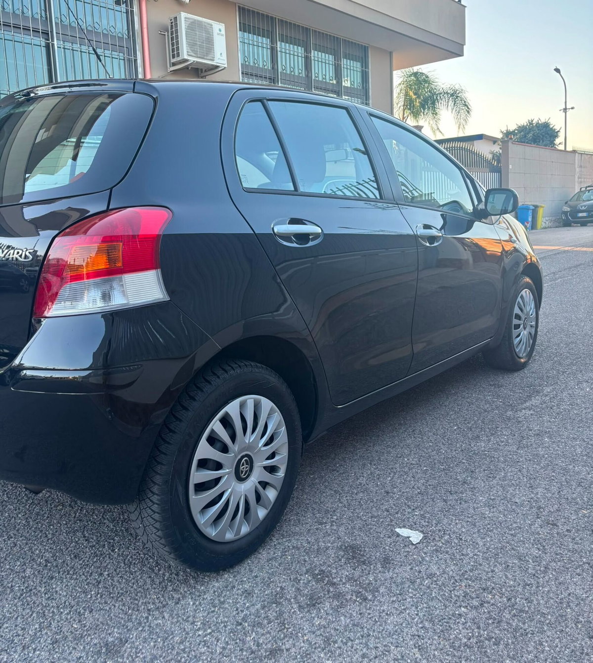 Toyota Yaris 1.0 5 porte Sol (6)
