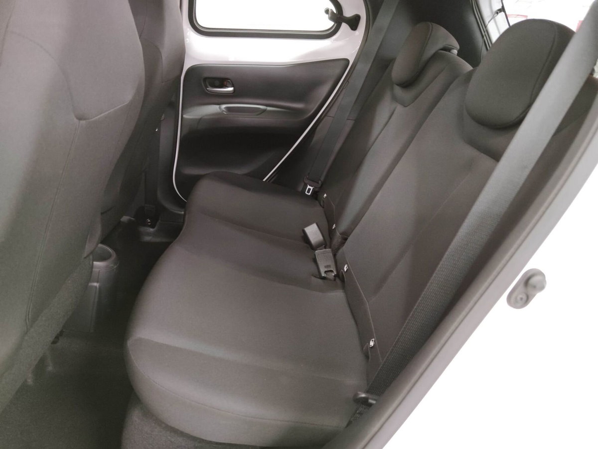 Toyota Aygo X 1.0 Active 72cv (11)