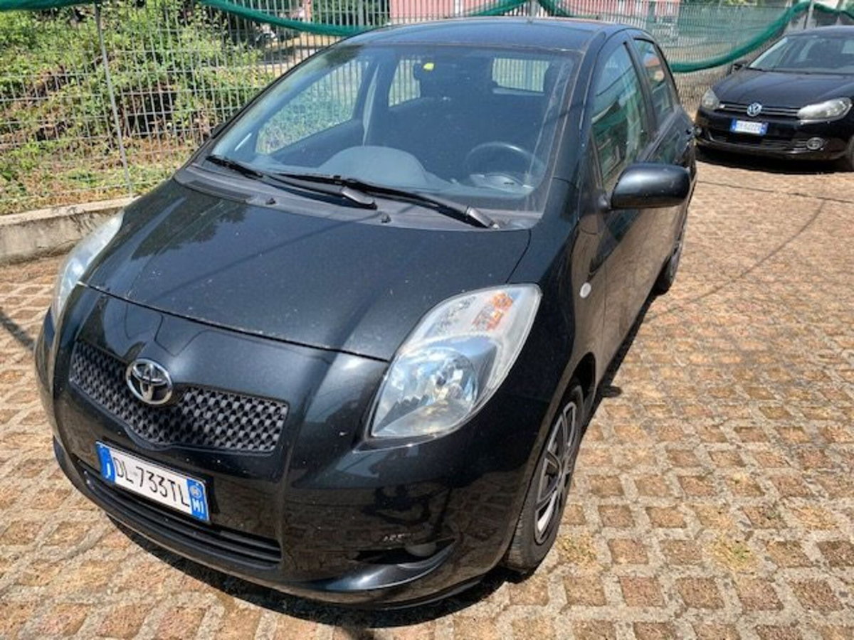 Toyota Yaris 1.3 5 porte (2)