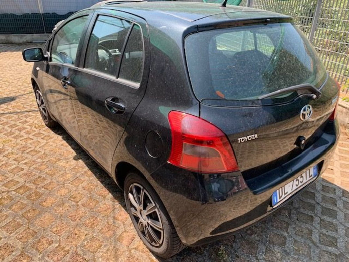 Toyota Yaris 1.3 5 porte (3)