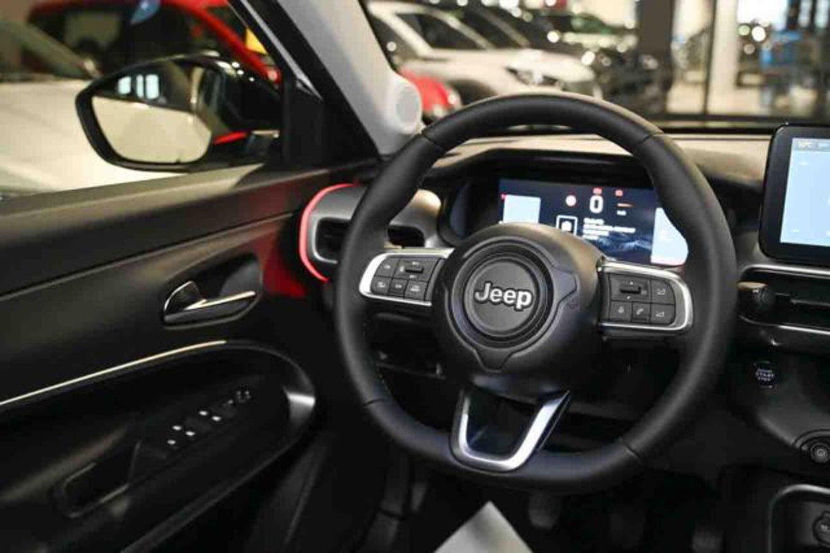 Jeep Avenger 1.2 turbo Summit fwd 100cv (12)
