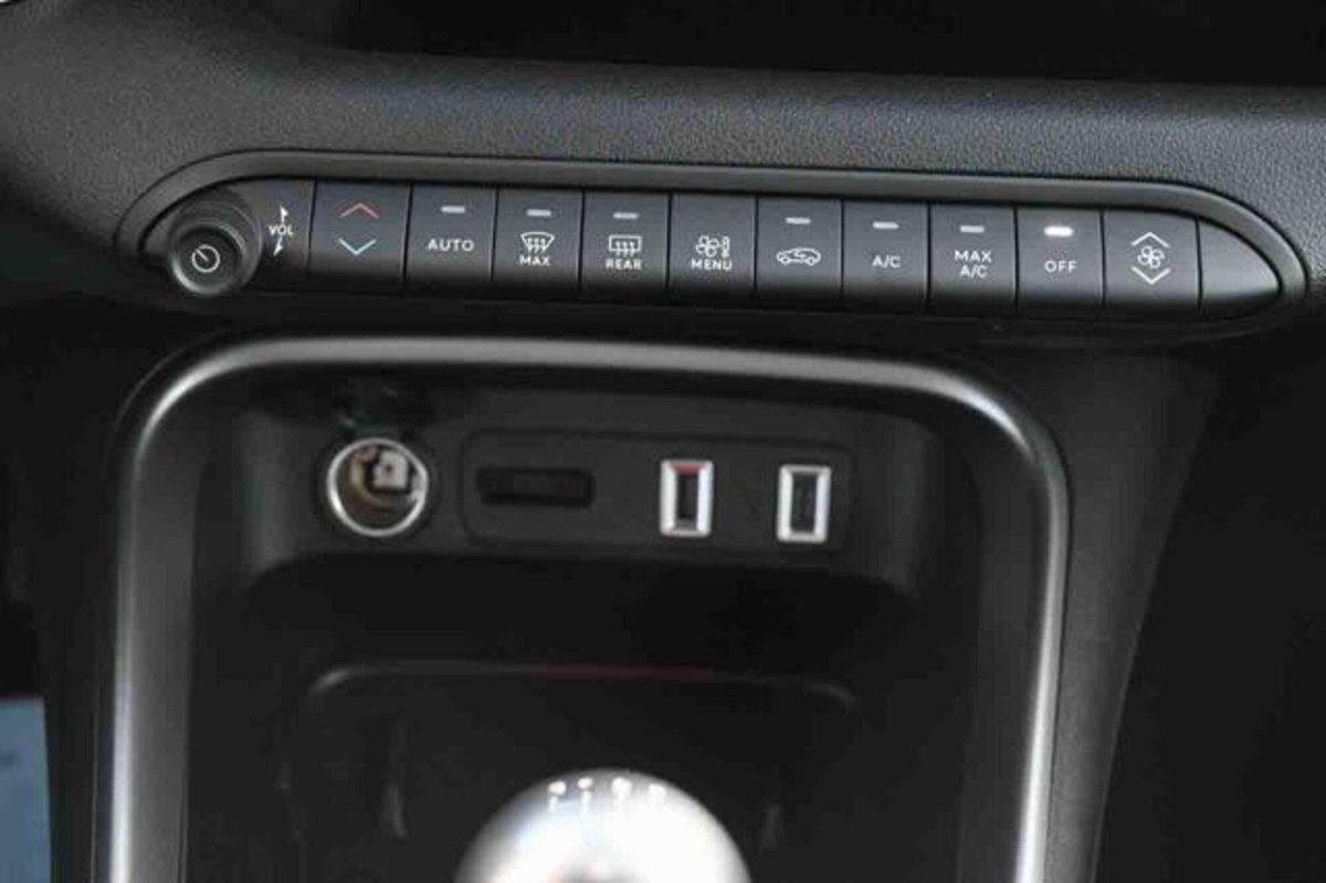 Jeep Avenger 1.2 turbo Summit fwd 100cv (15)