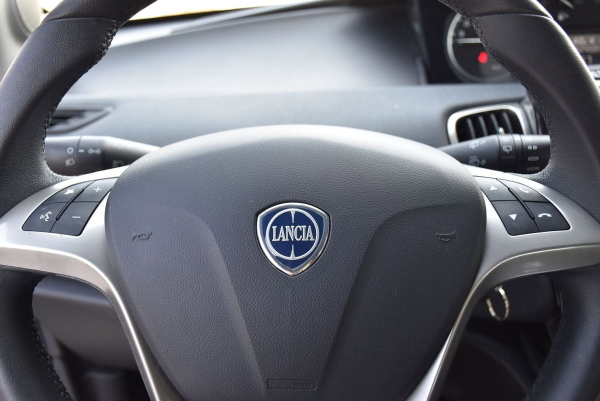 Lancia Ypsilon 1.2 69 CV 5 porte GPL Gold Plus (9)