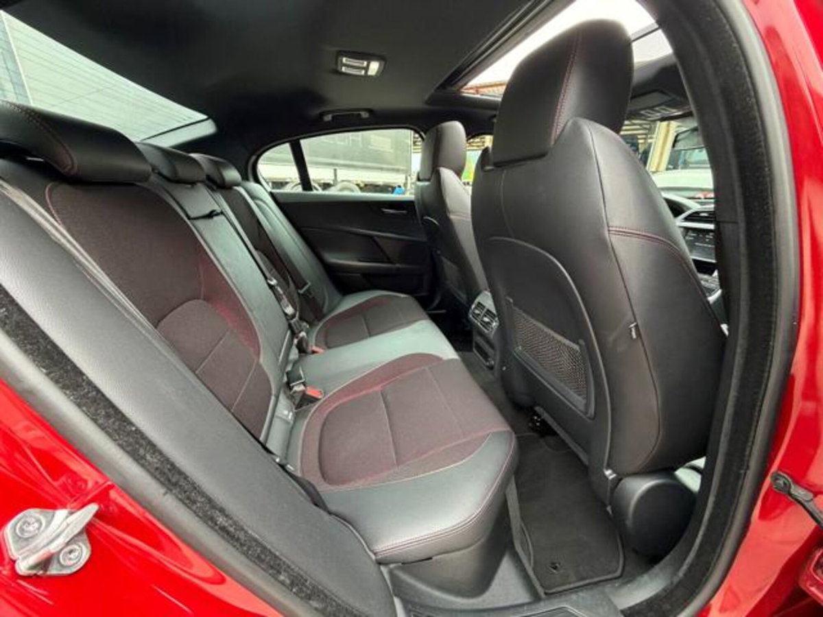 Jaguar XE 2.0 D Turbo 180CV aut. R-Sport (17)