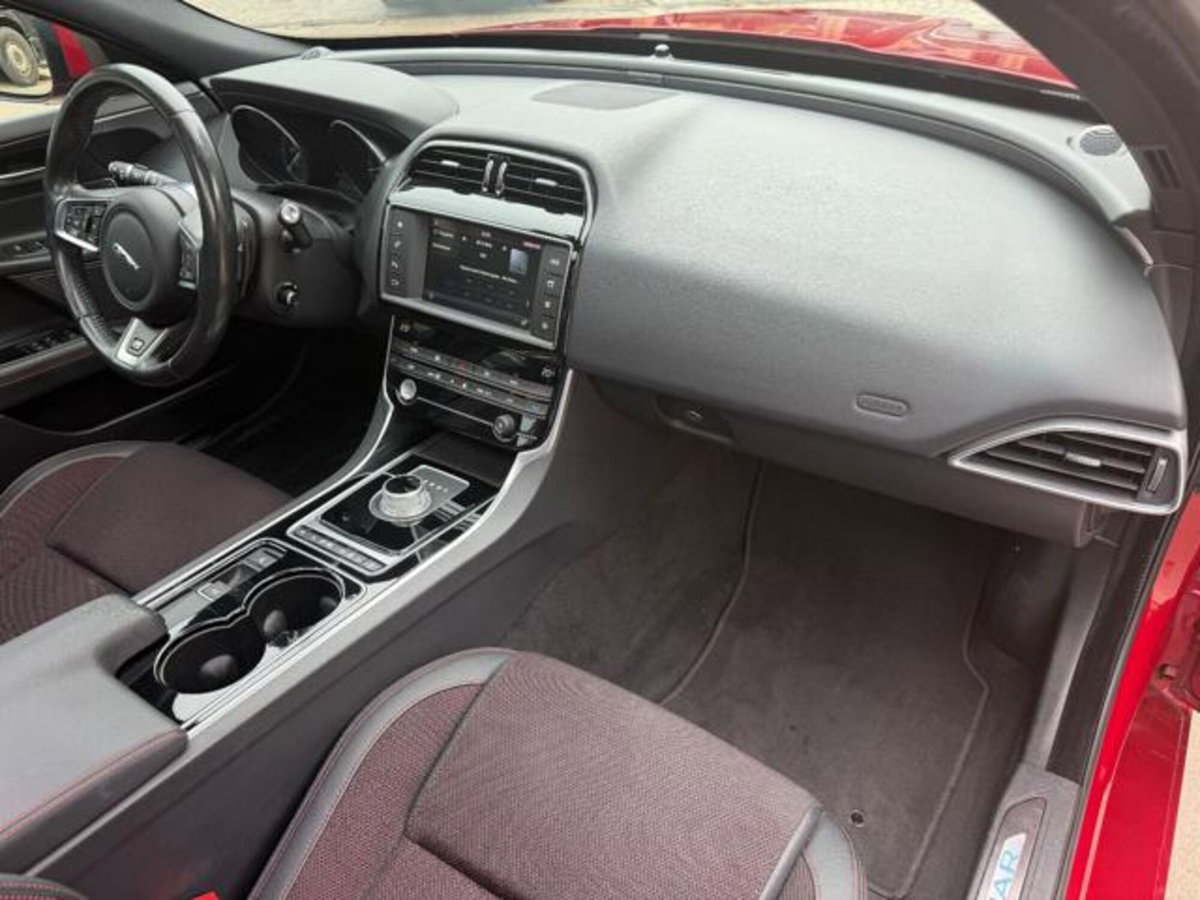 Jaguar XE 2.0 D Turbo 180CV aut. R-Sport (19)