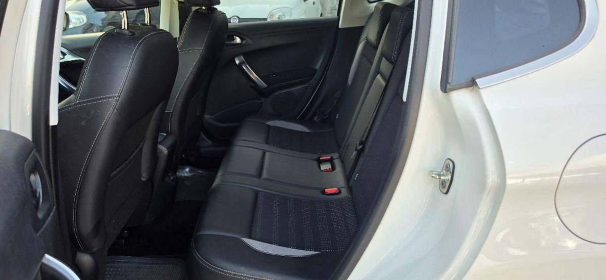 Peugeot 2008 e-HDi 92 CV Stop&Start Allure (12)