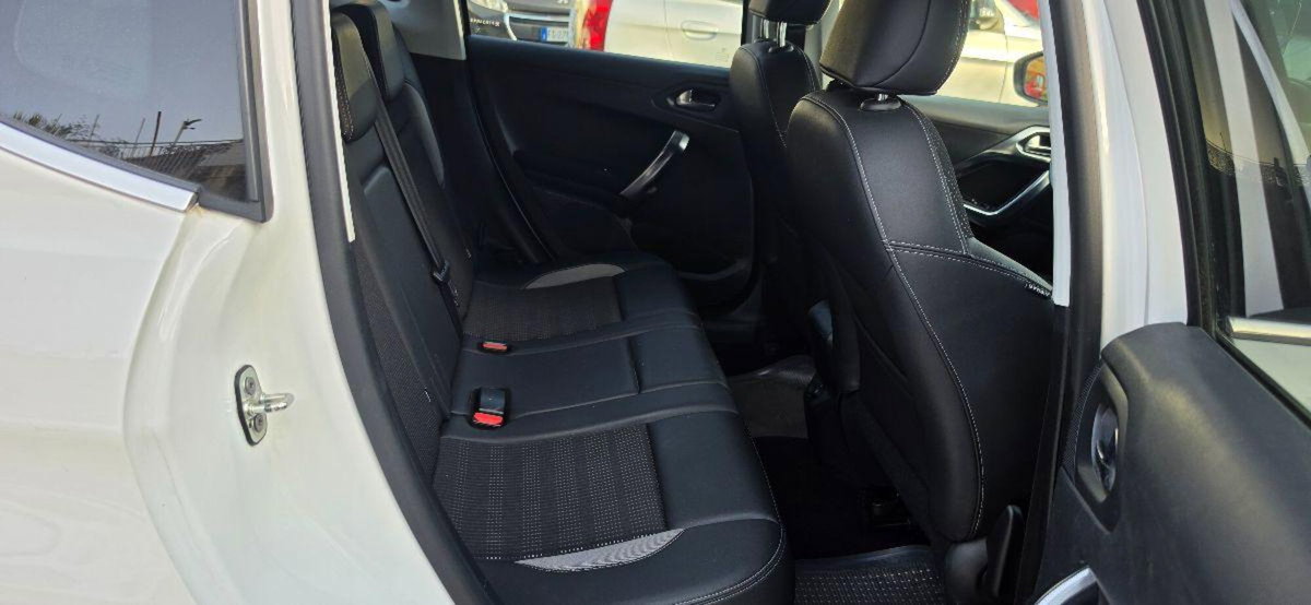 Peugeot 2008 e-HDi 92 CV Stop&Start Allure (16)