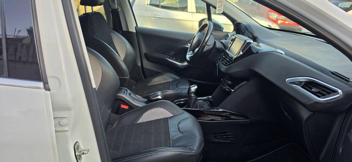 Peugeot 2008 e-HDi 92 CV Stop&Start Allure (17)