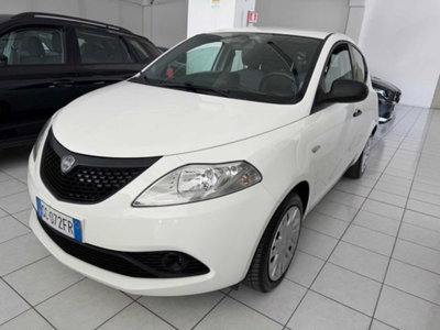 Lancia Ypsilon 1.0 FireFly 5 porte S&S Hybrid Ecochic Silver usata