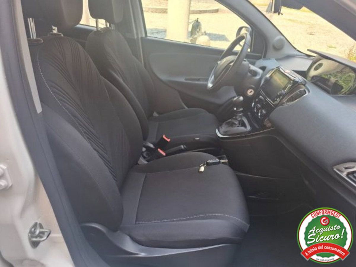 Lancia Ypsilon 1.0 FireFly 5 porte S&S Hybrid Ecochic Gold (9)