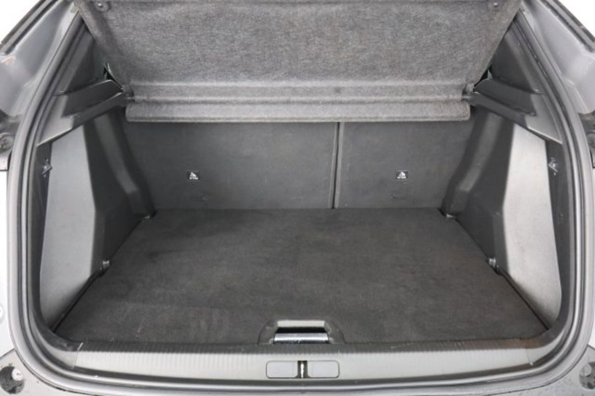 Peugeot 2008 BlueHDi 130 S&S EAT8 GT Pack (6)