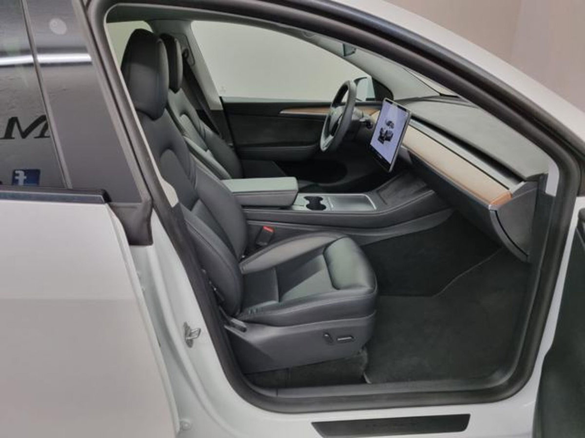 Tesla Model Y Long Range awd (10)