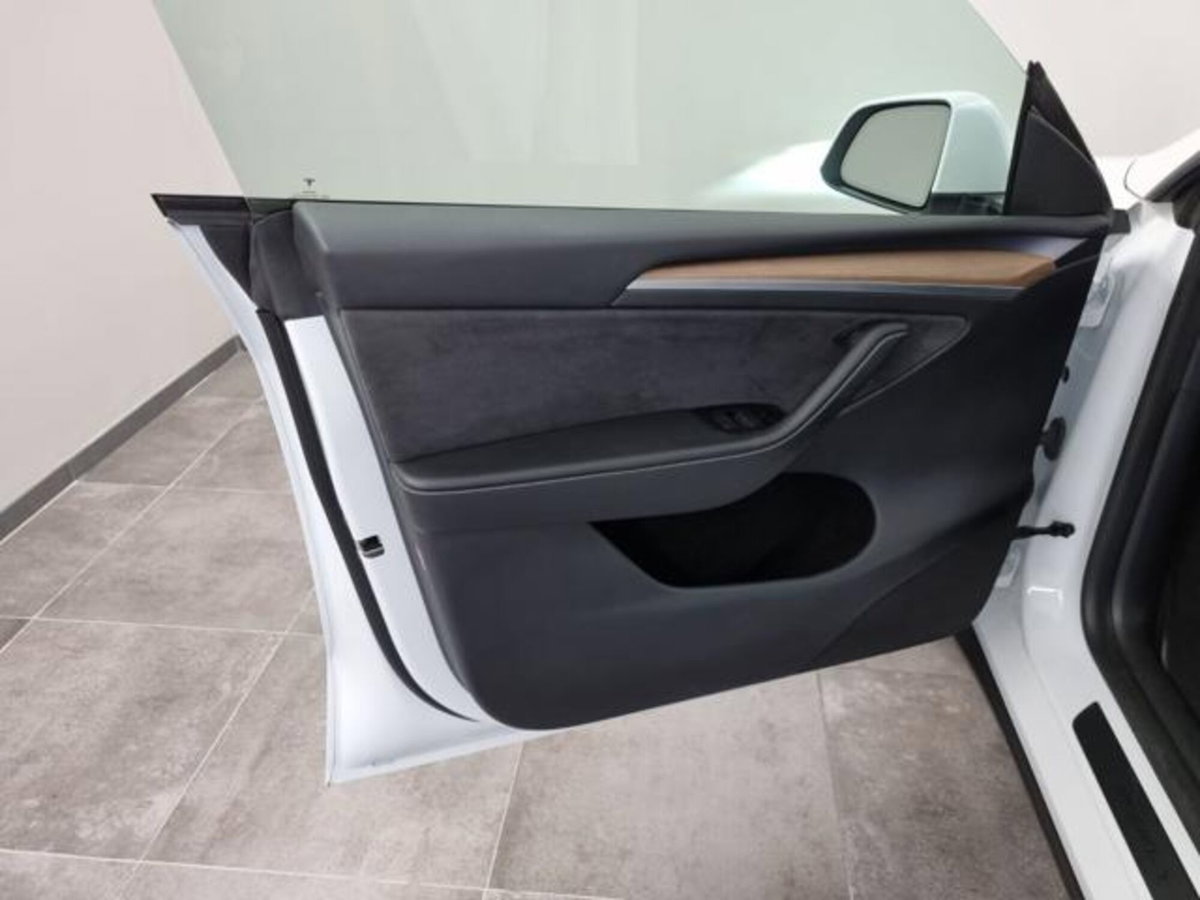 Tesla Model Y Long Range awd (19)