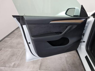 Tesla Model Y Long Range awd (19)