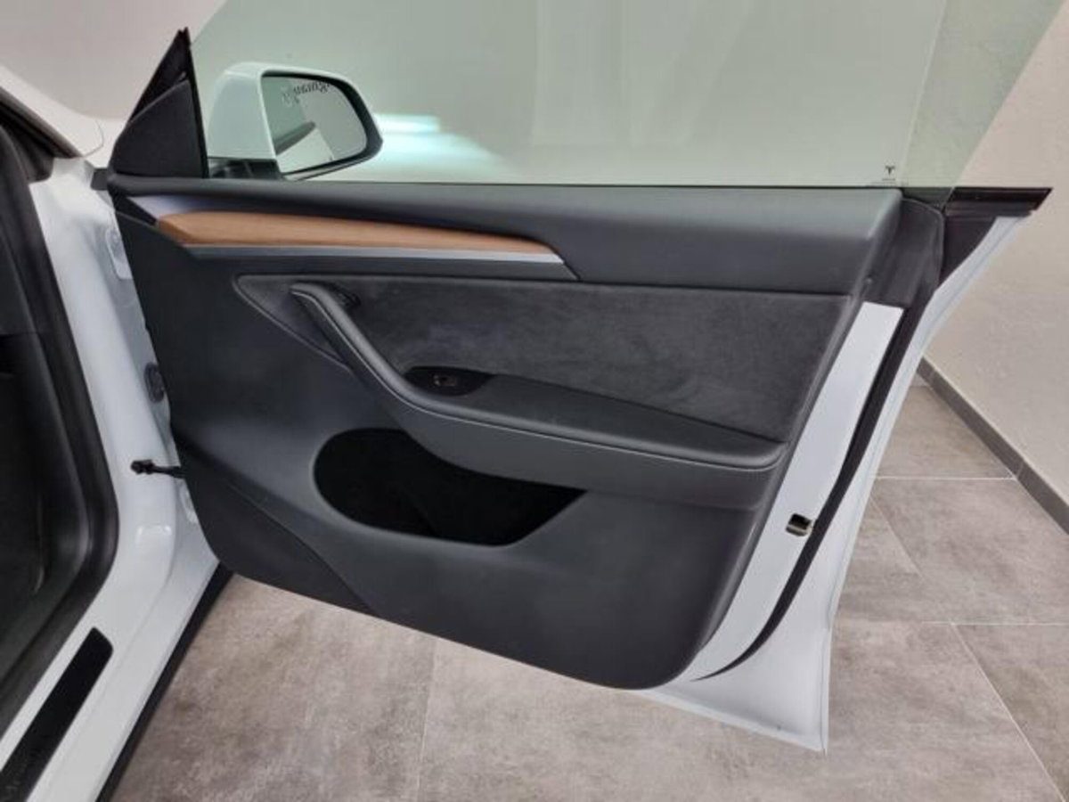 Tesla Model Y Long Range awd (20)