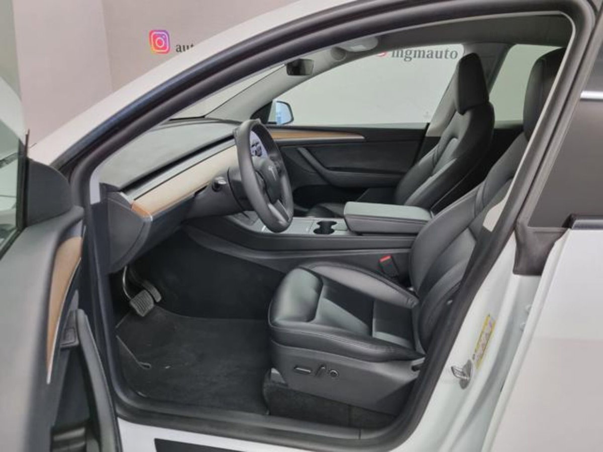 Tesla Model Y Long Range awd (9)