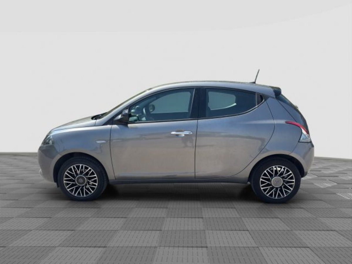 Lancia Ypsilon 1.0 FireFly 5 porte S&S Hybrid Ecochic A. Ferretti (2)