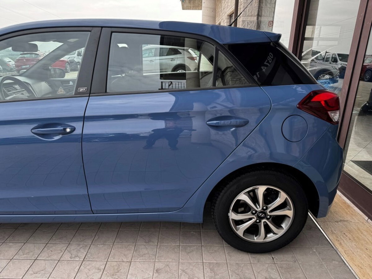 Hyundai i20 1.2 84 CV 5 porte Blackline (15)