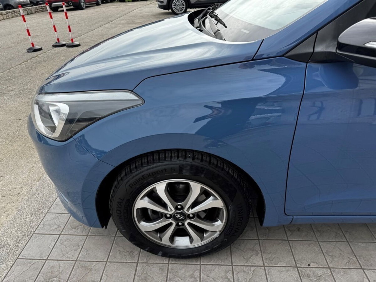 Hyundai i20 1.2 84 CV 5 porte Blackline (17)