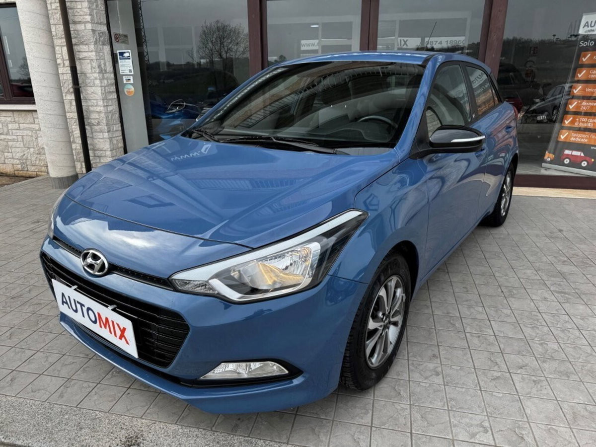 Hyundai i20 1.2 84 CV 5 porte Blackline (5)