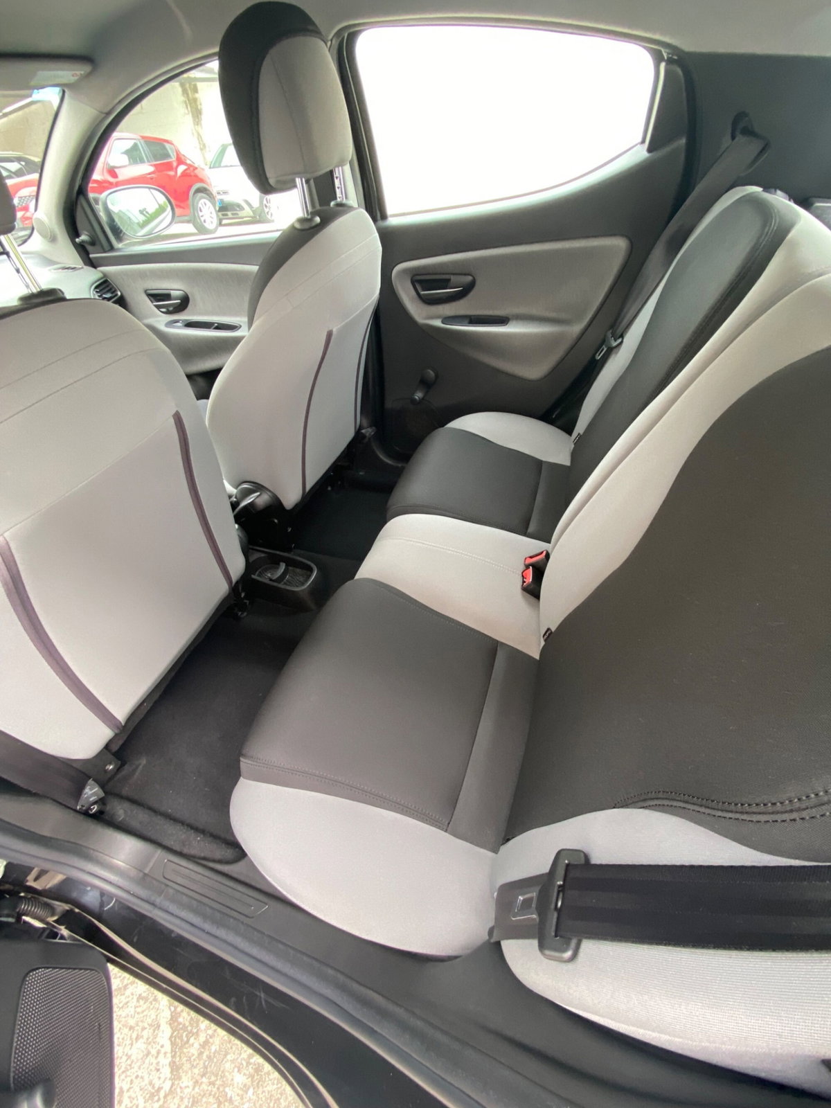 Lancia Ypsilon 1.3 MJT 16V 95 CV 5 porte S&S Silver (6)