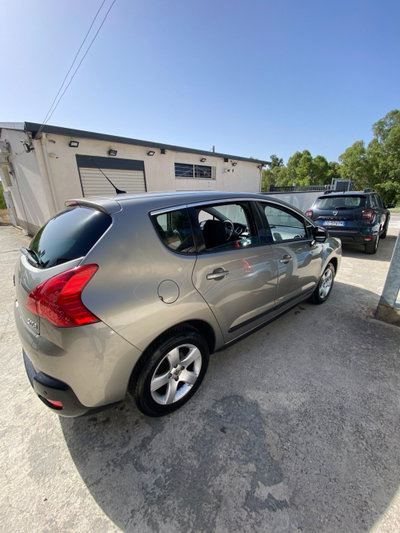 Peugeot 3008 1.6 e-HDi 112CV cambio robotizzato S.&S. Premium (2)