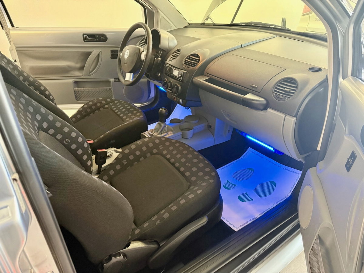 Volkswagen New Beetle 2.0 (14)