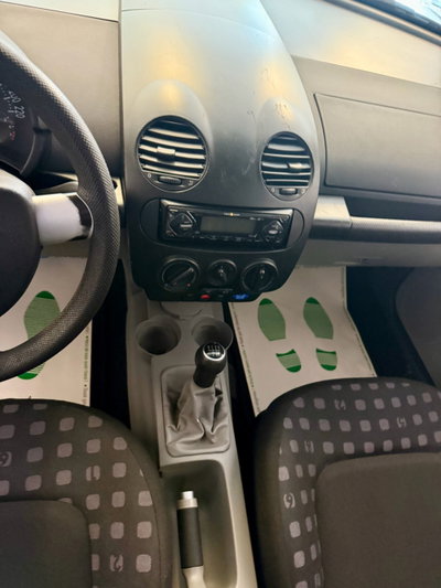 Volkswagen New Beetle 2.0 (6)