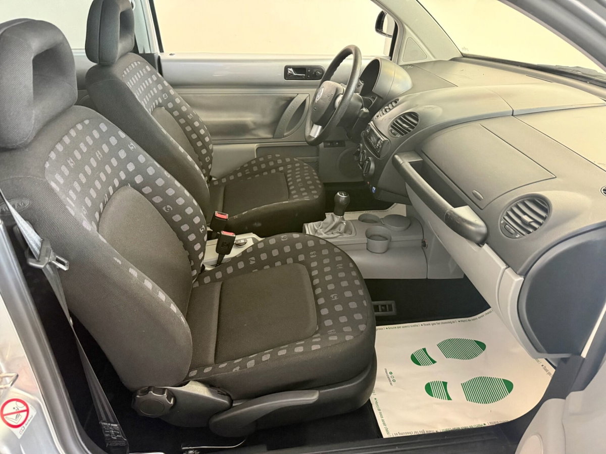 Volkswagen New Beetle 2.0 (7)