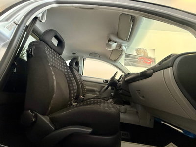 Volkswagen New Beetle 2.0 (9)