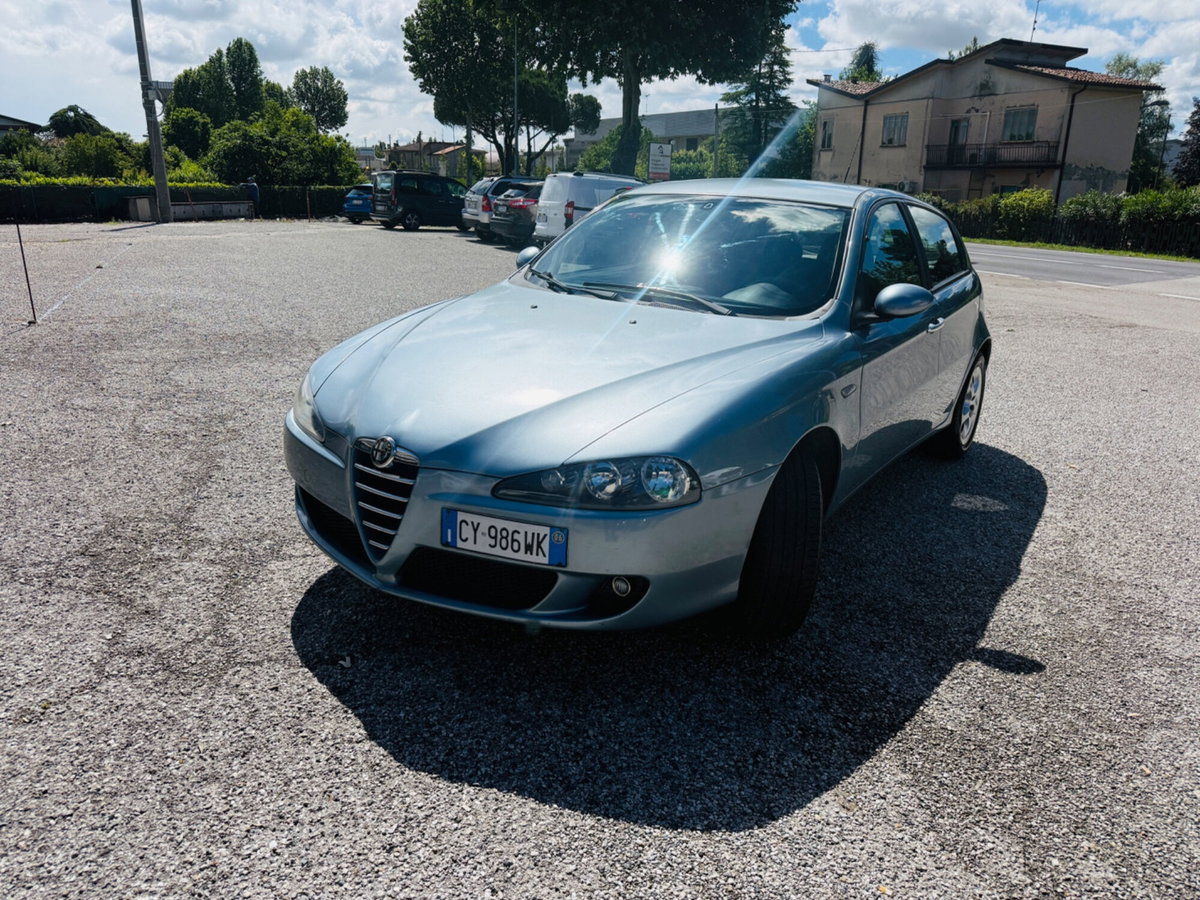 Alfa Romeo 147 1.6 16V TS (105) 3 porte Distinctive (2)