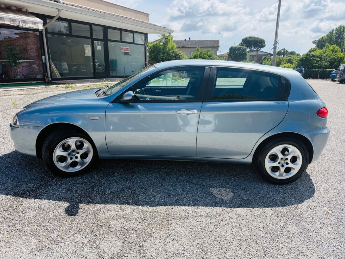 Alfa Romeo 147 1.6 16V TS (105) 3 porte Distinctive (3)