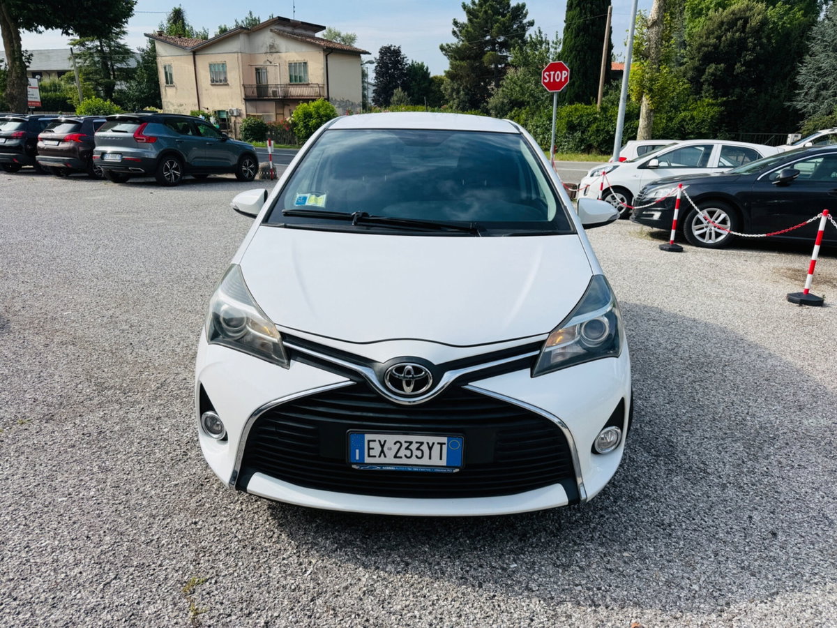Toyota Yaris 1.D-4D 5 porte Active (2)