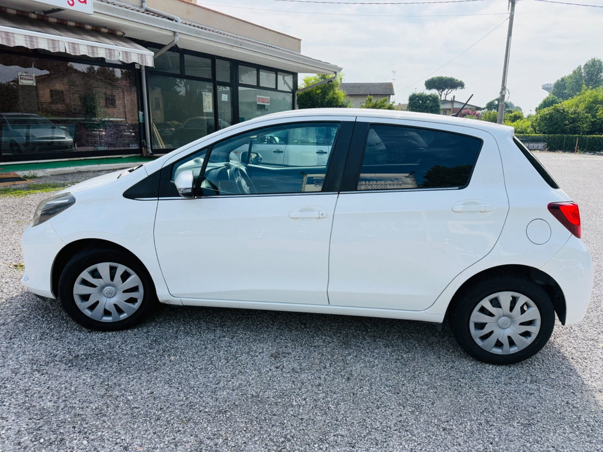 Toyota Yaris 1.D-4D 5 porte Active (4)