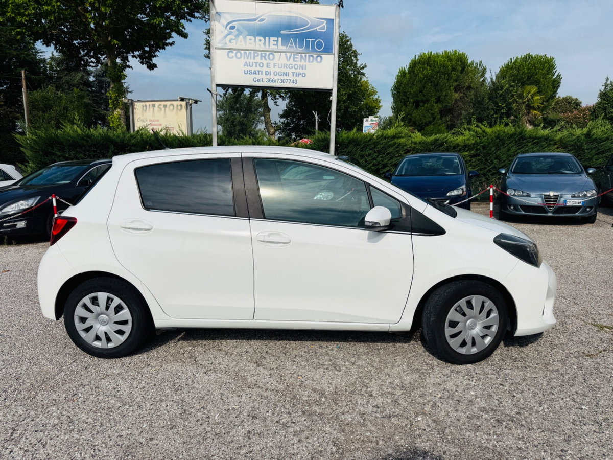 Toyota Yaris 1.D-4D 5 porte Active (8)