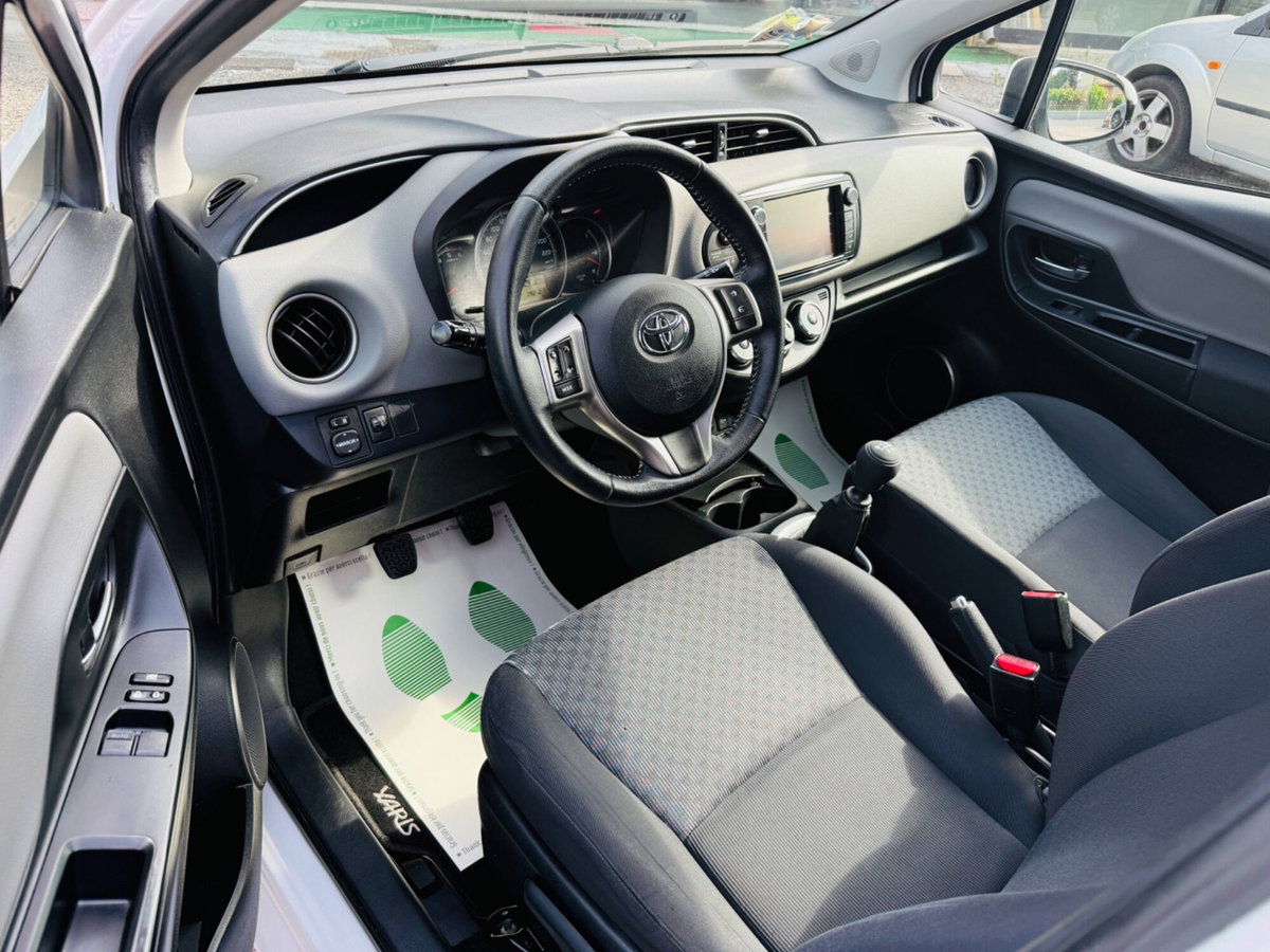 Toyota Yaris 1.D-4D 5 porte Active (9)