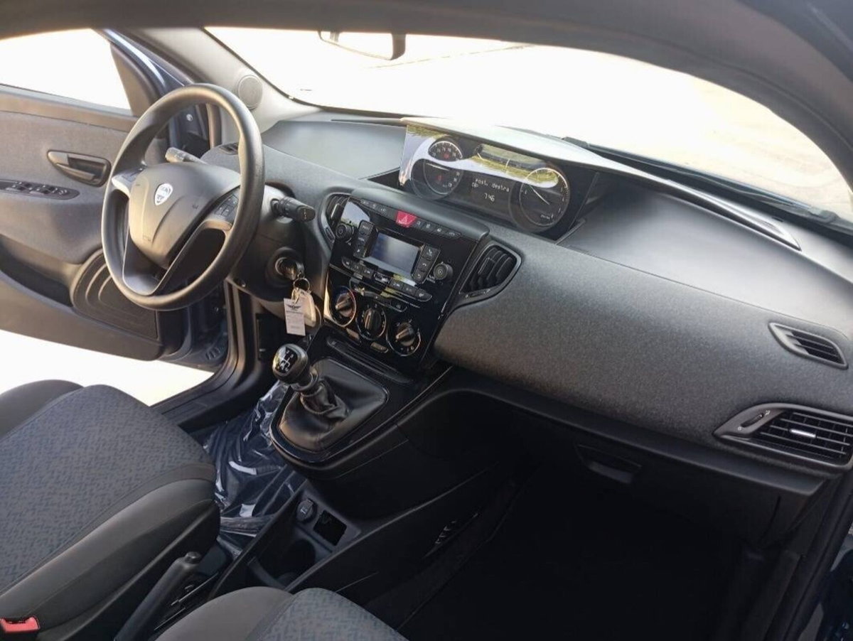 Lancia Ypsilon 1.0 FireFly 5 porte S&S Hybrid Silver Plus (17)
