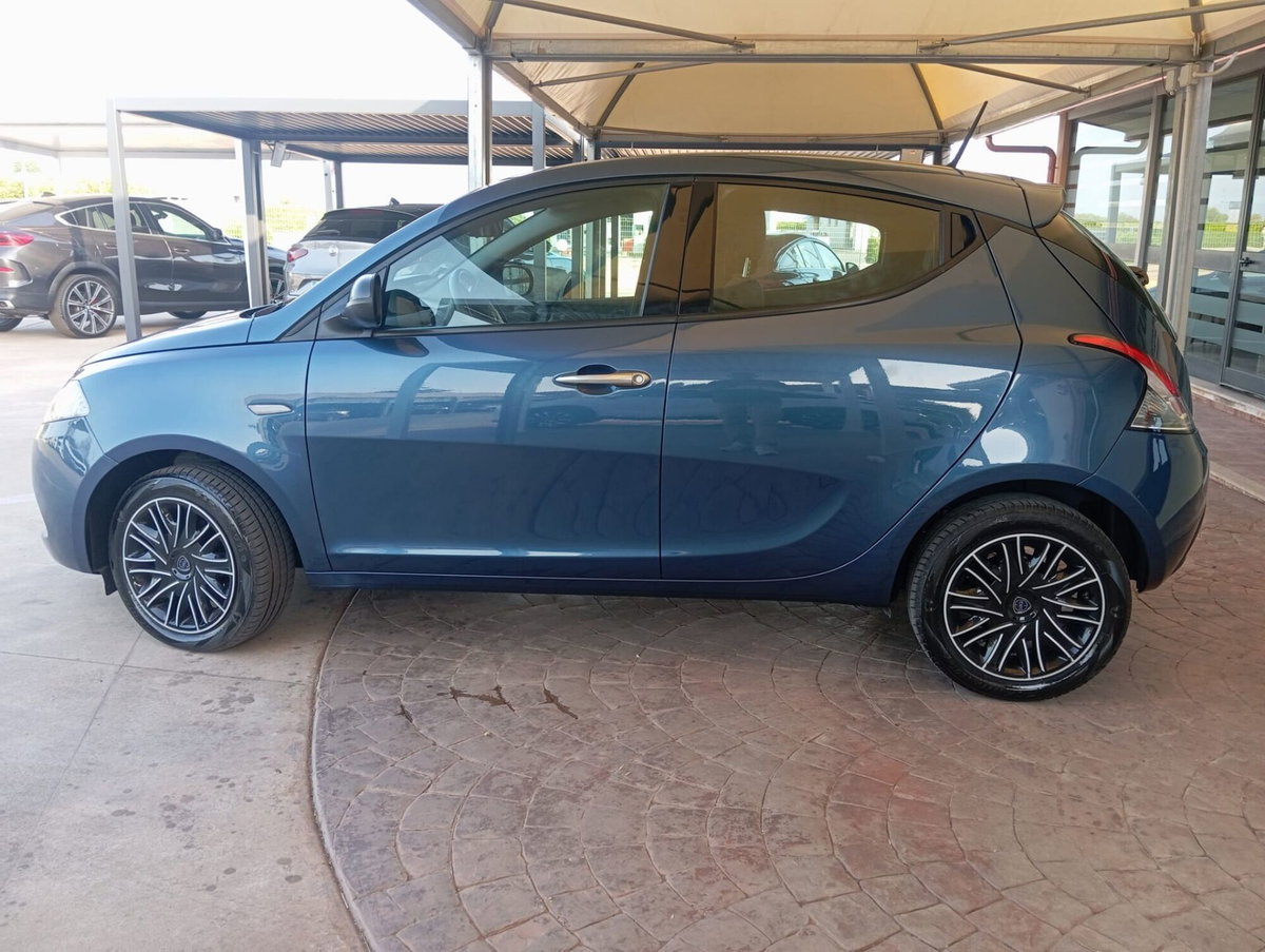 Lancia Ypsilon 1.0 FireFly 5 porte S&S Hybrid Silver Plus (3)