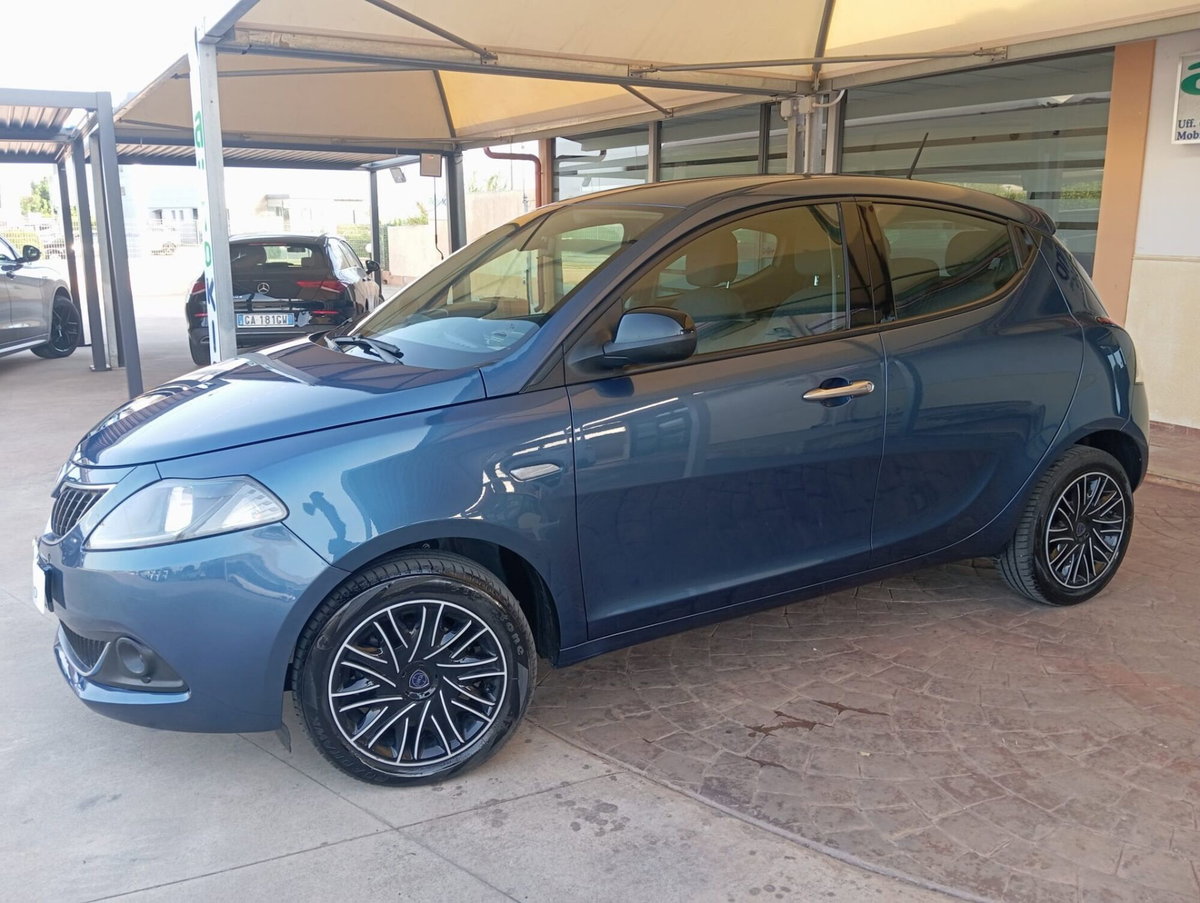 Lancia Ypsilon 1.0 FireFly 5 porte S&S Hybrid Silver Plus (4)