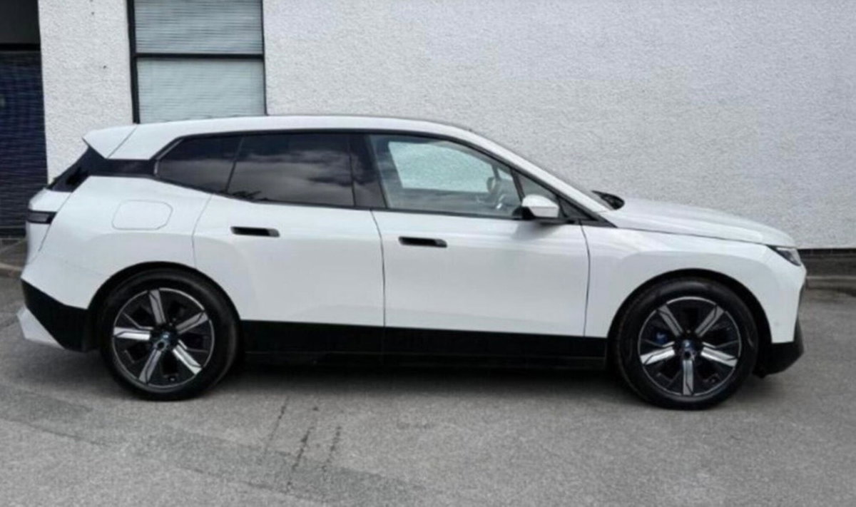 BMW iX xdrive50 pacchetto sportivo (3)