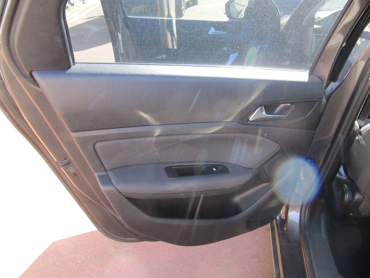 Peugeot 308 SW BlueHDi 130 S&S Allure (11)