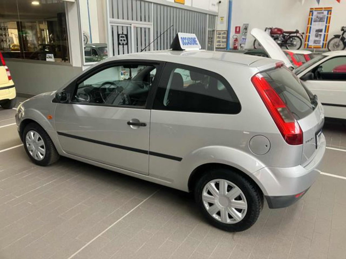 Ford Fiesta 1.2 16V 3p. Ambiente (2)