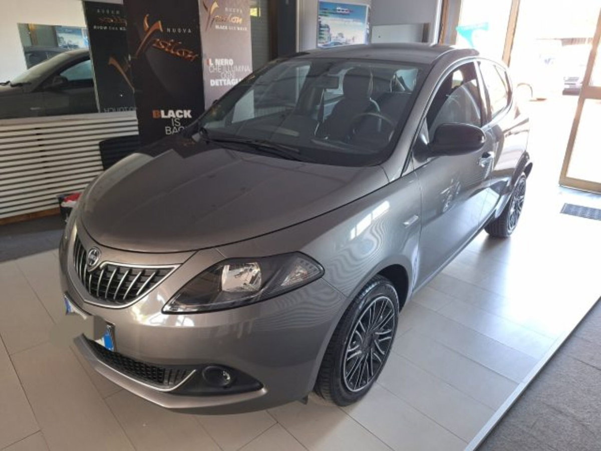 Lancia Ypsilon 1.0 FireFly 5 porte S&S Hybrid Gold Plus (2)