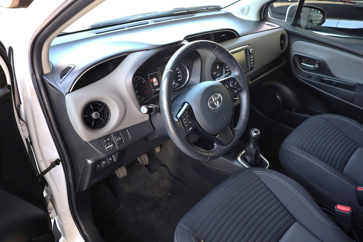 Toyota Yaris 1.0 5 porte Active (10)