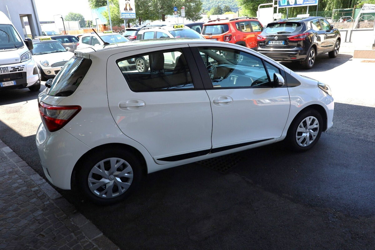 Toyota Yaris 1.0 5 porte Active (6)