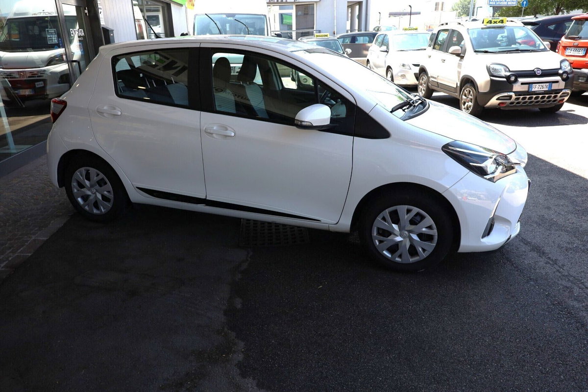 Toyota Yaris 1.0 5 porte Active (7)
