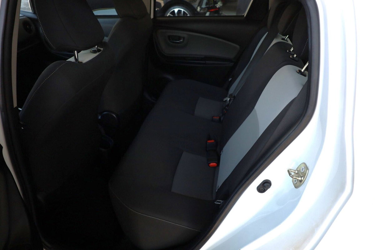 Toyota Yaris 1.0 5 porte Active (8)