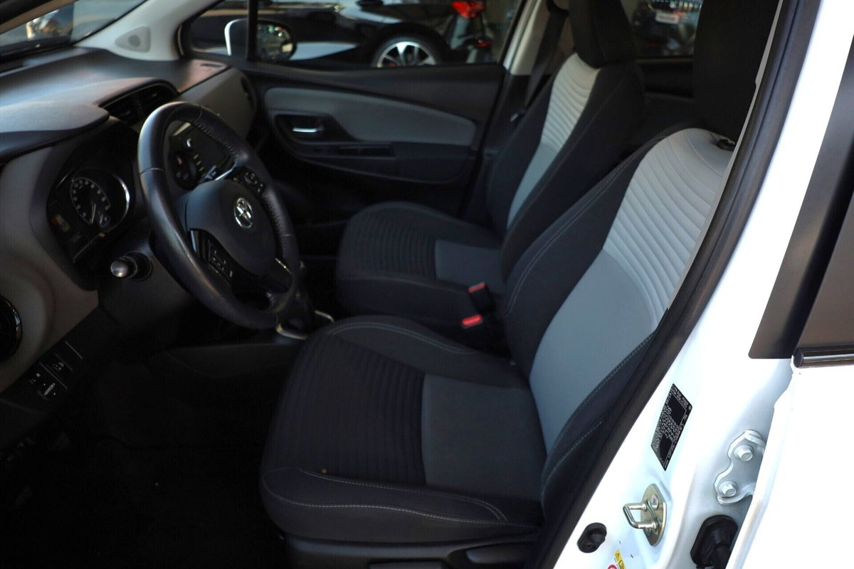 Toyota Yaris 1.0 5 porte Active (9)